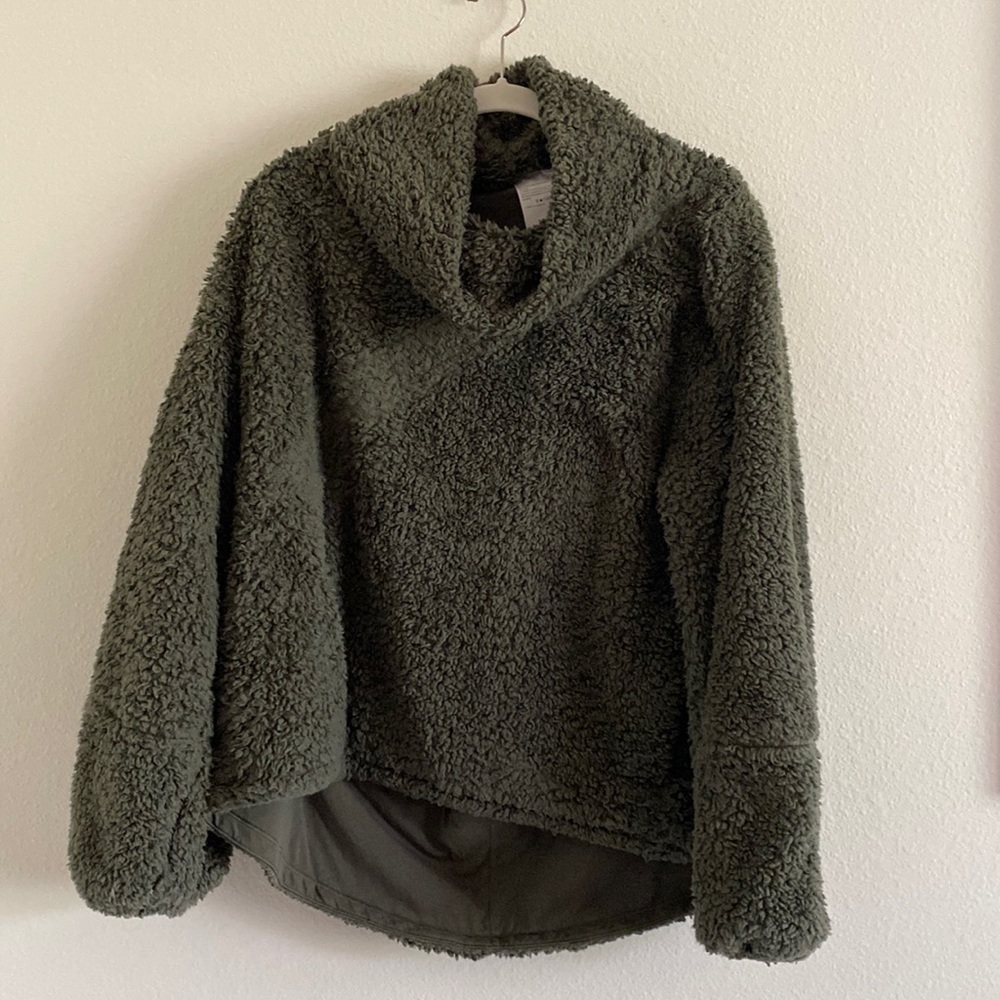 Lululemon Women's Warm Restore Sherpa Pullover Olive